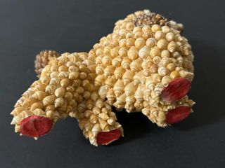 Figura caniche hecho con caracolas 1960