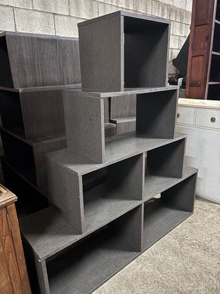 Estanterías con cubos gris oscuro