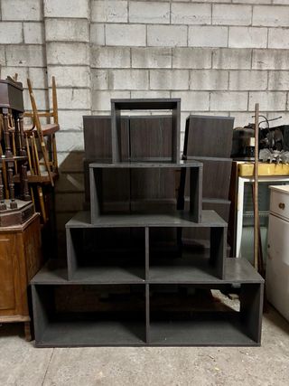 Estanterías con cubos gris oscuro
