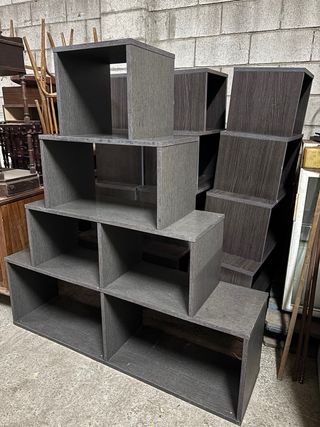 Estanterías con cubos gris oscuro