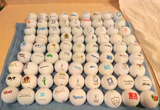 Lote de bolas de golf con logos variados