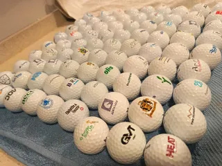 Lote de bolas de golf con logos variados