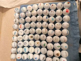 Lote de bolas de golf con logos variados