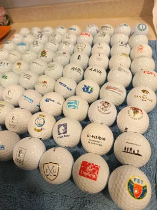 Lote de bolas de golf con logos variados