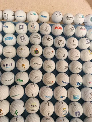 Lote de bolas de golf con logos variados