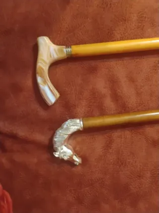 Dos bastones de madera con empuñadura