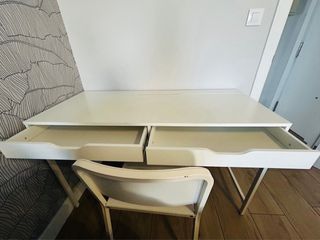 Escritorio y silla de metal y madera