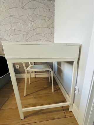 Escritorio y silla de metal y madera