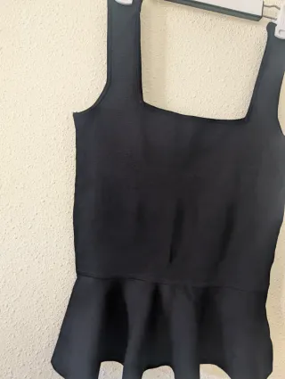 Top negro con volantes