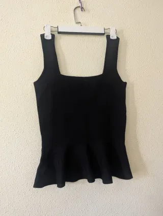 Top negro con volantes