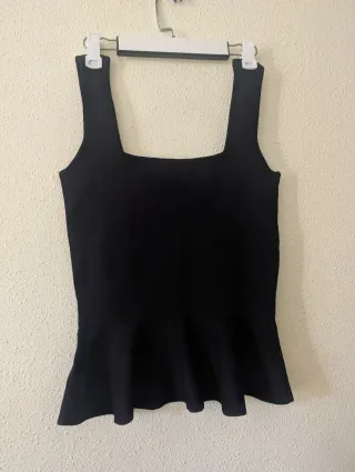 Top negro con volantes