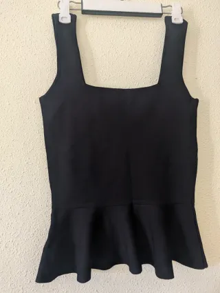 Top negro con volantes