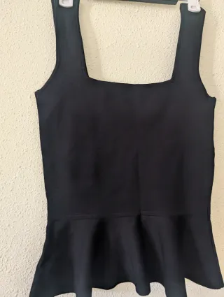 Top negro con volantes