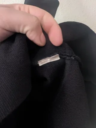 Top negro con volantes