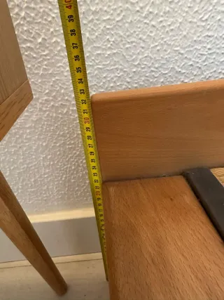 Cama estilo japonés con tatami y cajones.