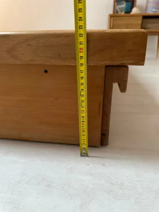 Cama estilo japonés con tatami y cajones.