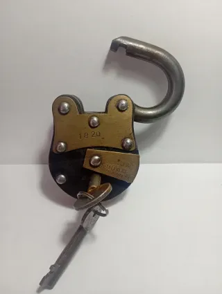 Antiguo candado inglés 1820 con llaves