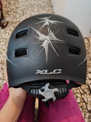 Patinete Eléctrico iScooter Negro con casco.