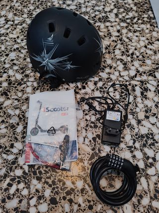 Patinete Eléctrico iScooter Negro con casco.
