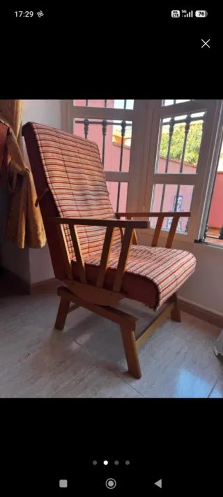 Butaca mecedora de madera y tela