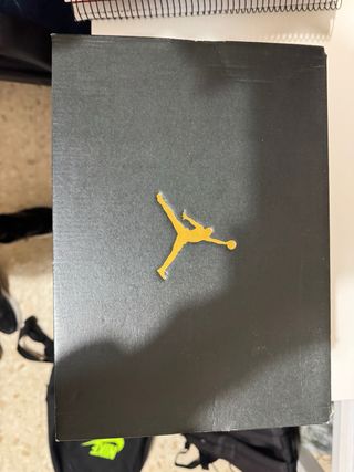 Tenis Jordan Max Aura (GS) Negro/Blanco/Rojo