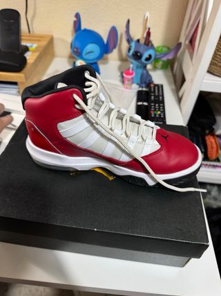 Tenis Jordan Max Aura (GS) Negro/Blanco/Rojo