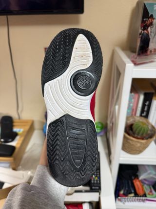 Tenis Jordan Max Aura (GS) Negro/Blanco/Rojo