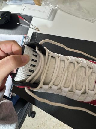 Tenis Jordan Max Aura (GS) Negro/Blanco/Rojo