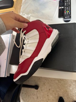 Tenis Jordan Max Aura (GS) Negro/Blanco/Rojo