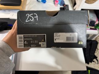 Tenis Jordan Max Aura (GS) Negro/Blanco/Rojo