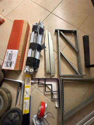 Lotto ferramenta: ruote, supporti, mensole