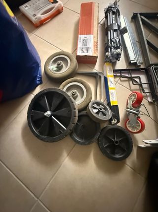 Lotto ferramenta: ruote, supporti, mensole