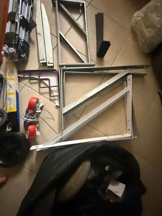 Lotto ferramenta: ruote, supporti, mensole