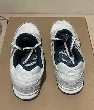 Zapatillas New Balance Blancas y pantalones