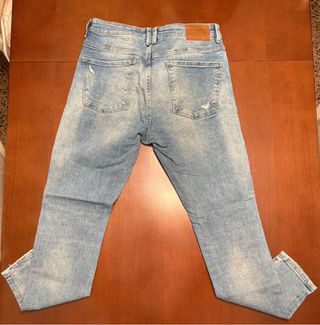 Zapatillas New Balance Blancas y pantalones