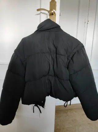 Abrigo acolchado negro Bershka