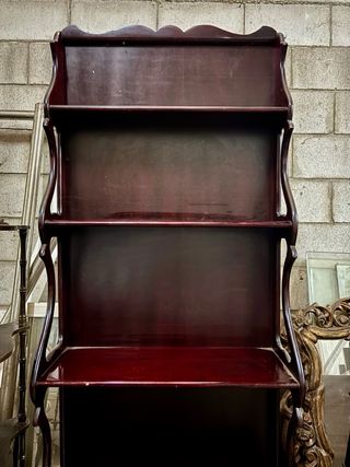 Estantería de madera oscura