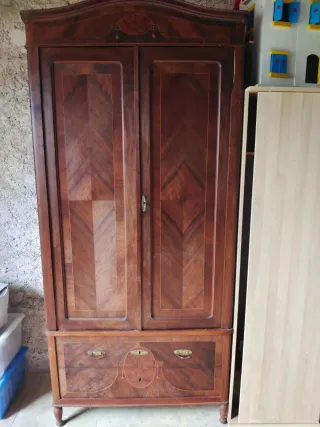 Enciclopedia catalana y armarios, estanterias