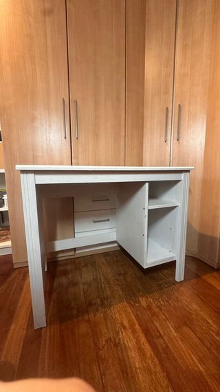 Escritorio de estudio blanco y madera