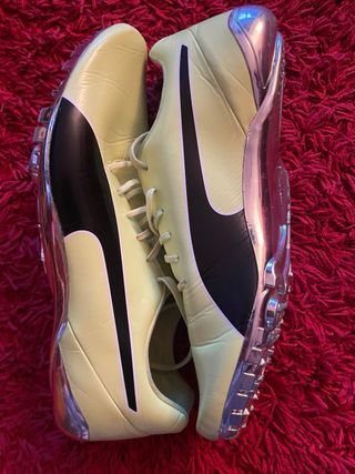 Zapatillas clavos Puma amarillas y plateadas