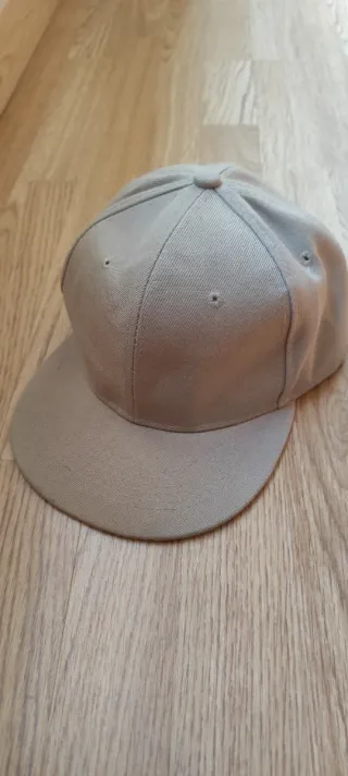 Gorra plana beige sin estrenar