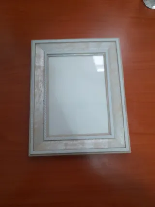 Marco de fotos beige y plateado