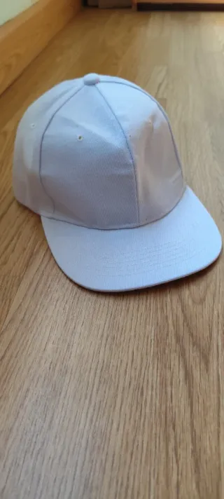 Gorra plana blanca sin estrenar