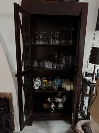 Mueble balinés de madera y cristal