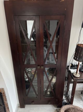 Mueble balinés de madera y cristal