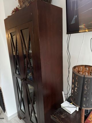 Mueble balinés de madera y cristal