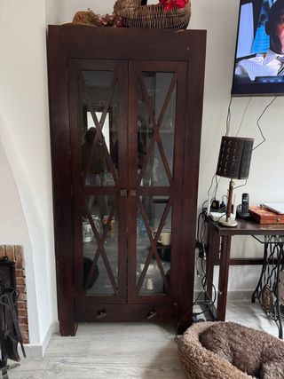 Mueble balinés de madera y cristal