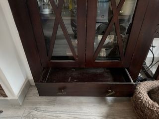 Mueble balinés de madera y cristal