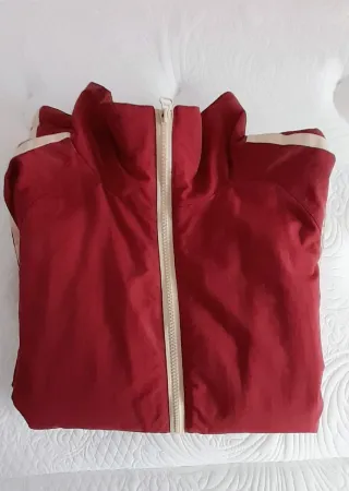 Cazadora Coronel Tapioca color granate. Talla L