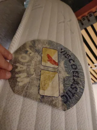 Colchón viscoelástico y somier de madera